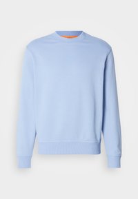 Sudadera de cuello redondo azul claro con mangas largas y pequeño logo "BOSS" centrado en el pecho.
