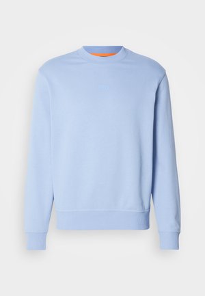 Lysblå crewneck sweatshirt med lange ærmer og lille "BOSS" logo centreret på brystet.