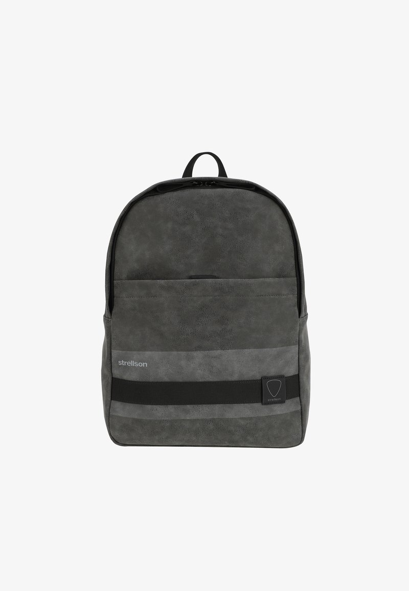 Sac à dos gris avec une finition texturée et des accents noirs. Il dispose d'une poche avant, de bretelles réglables et d'une étiquette de logo.