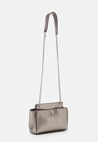 Borsa a mano grigia metallizzata con forma strutturata, caratterizzata da una superficie liscia, strap di catena e cuoio, e dettaglio con chiusura rettangolare.