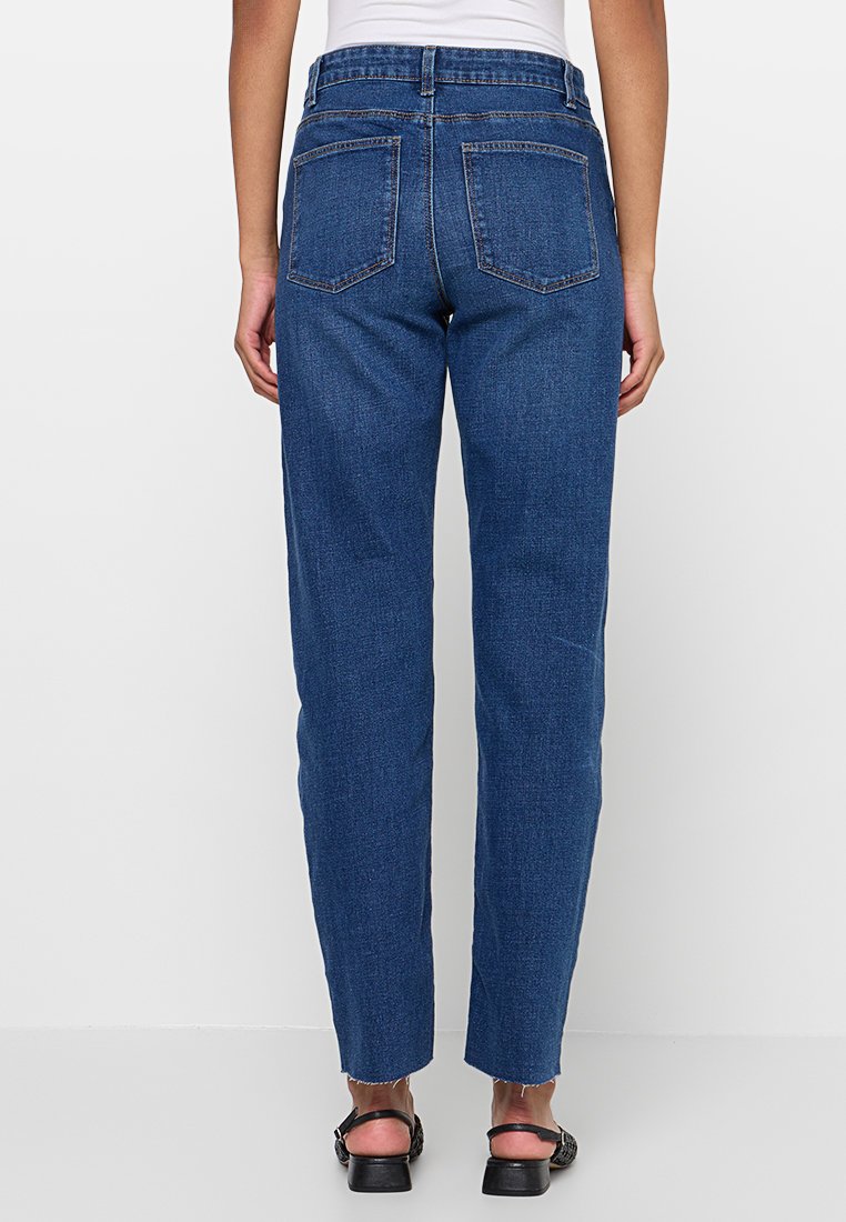 Blaue Denim-Jeans mit geradem Schnitt, ausgestattet mit Gesäßtaschen und einem rohen Saum. Robustes Gewebe mit subtiler Textur.
