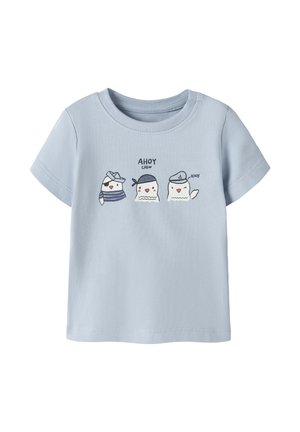 Camiseta azul claro para niño pequeño con tres pájaros de dibujos animados vestidos de marineros y el texto "AHOY CREW" encima.