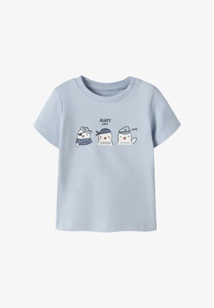 Camiseta azul claro para niño pequeño con tres pájaros de dibujos animados vestidos de marineros y el texto "AHOY CREW" encima.