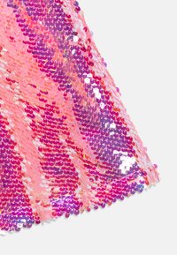 Tessuto di paillettes in vivaci tonalità di rosa, viola e iridescente, caratterizzato da una superficie liscia con una finitura scintillante.