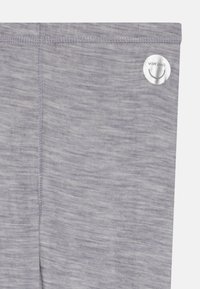 Pilki sportiniai leggingai su heathered tekstūra, su siūlėmis ir apvaliu sidabriniu logotipu šone.