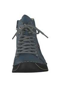 Botín de cuero azul con cordones grises, detalles de costura y una suela de goma negra. Presenta una punta redondeada y un acento en el lateral.