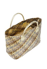 Geweven handtas in gouden, zilveren en bruine tinten. Voorzien van gladde, metallic handvatten en een ritsluiting met twee binnenzakken.