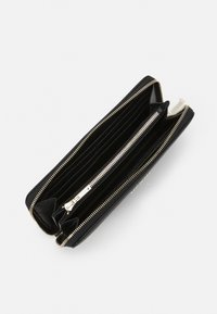Portafoglio in pelle nera con zip dorata, dotato di più scomparti per carte e una tasca centrale con zip per le monete. Texture liscia e design minimalista.