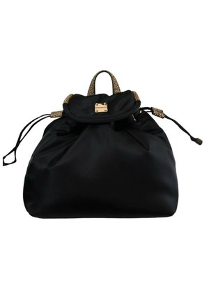 Czarna torebka materiałowa z ściągaczem, małą klapką i złotym zapięciem, z teksturowanym beżowym uchwytem i akcentami ściągacza.