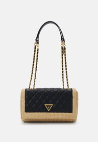Borsa nera trapuntata in ecopelle con base intrecciata beige, dettagli in metallo color oro, doppia tracolla a catena e targhetta con logo frontale.