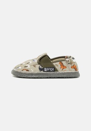 Scarpa slip-on per bambini in tessuto marrone chiaro, con fascia elastica e stampa animalier con tigri, elefanti e uccelli, suola grigia testurizzata.
