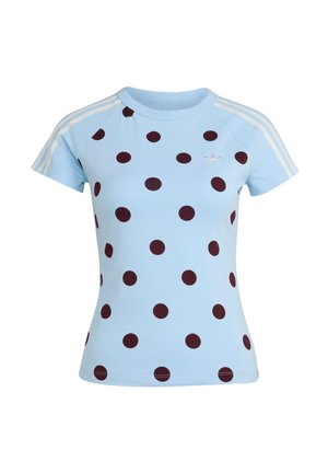 Světle modrá košile s krátkými rukávy s tmavě červenými puntíky, bílými pruhy Adidas na rukávech a logem Adidas trefoil na hrudi.