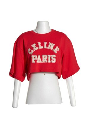 Rood kort T-shirt met losse mouwen tentoongesteld op een wit torsopaspop, met witte tekst "CELINE PARIS" aan de voorkant.