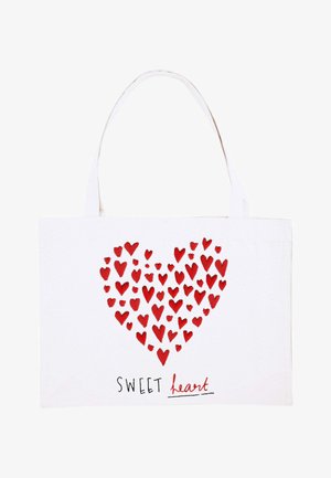 Borsa a spalla bianca con design a cuore rosso composto da varie forme di cuore. Testo "SWEET heart" in nero sotto il motivo del cuore. Materiale resistente.