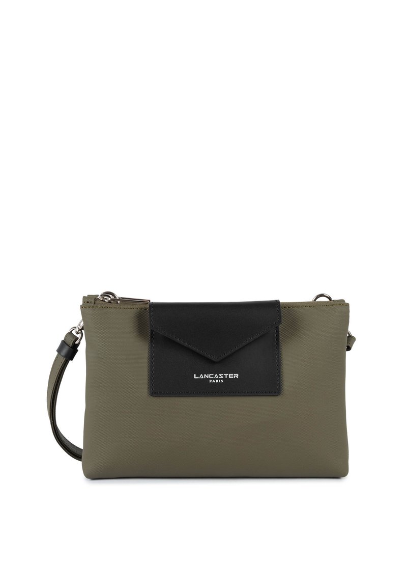 Borsa a pochette verde oliva realizzata in materiale texturizzato, con una patta in pelle nera e hardware in argento, dotata di una tracolla regolabile.