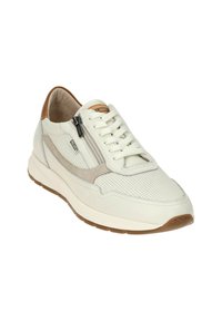 Zapatillas de hombre en cuero blanco con detalles de malla y gamuza. Presentan una superficie texturizada, un cierre de cordones en la parte frontal con una cremallera lateral y una suela de goma.