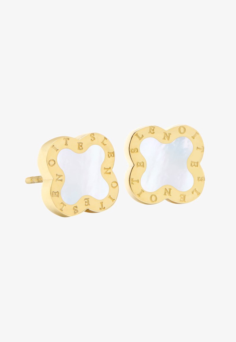 Orecchini in tonalità oro con design a forma di trifoglio, caratterizzati da un centro in conchiglia iridescente e un bordo inciso. Texture liscia e finitura lucida.
