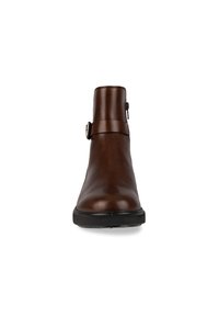 Ruske nubuk ankle boot med en spenne, rund tå, glatte tekstur og lav sort gummisåle.