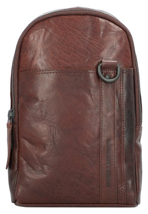 Zaino in pelle marrone con superficie testurizzata, parte superiore arrotondata, tasca laterale con zip e dettagli in metallo. Logo stampato sul pannello laterale.