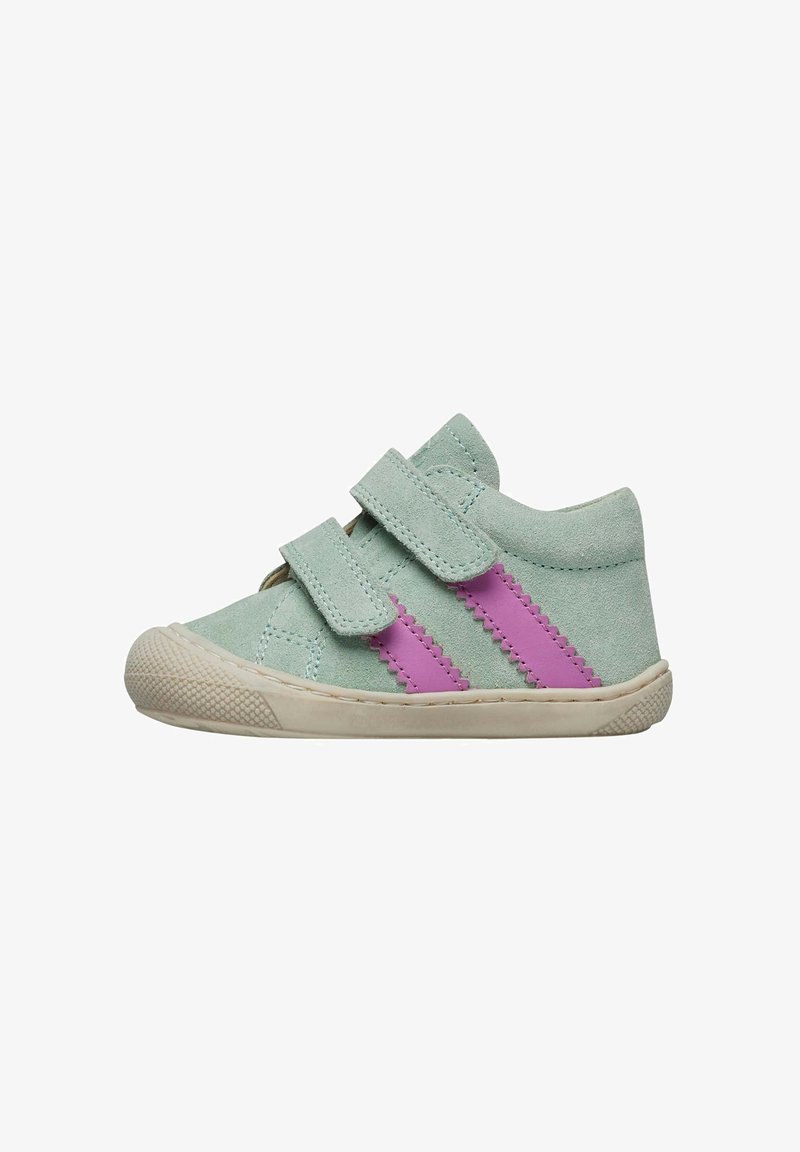 Lichtgroene suède kinderschoen met twee roze klittenbandsluitingen en een textuur beige rubberen zool. Heeft geschulpte accenten op de strepen.