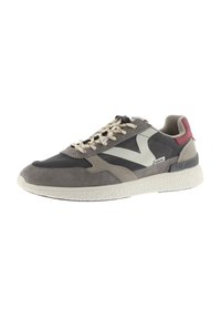 Sneaker grigio in suede e rete con suola in gomma bianca. Presenta un logo in contrasto, pannelli testurizzati e lacci a motivo. Accenti rossi sul tallone.