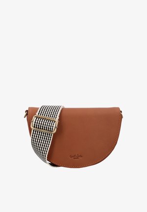 Hnědá kožená crossbody taška s klenutým víkem, která má černobílý pruhovaný popruh a zlaté kovové detaily.