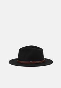 Sombrero de fieltro negro con ala ancha y una banda de cuero marrón. La banda cuenta con un acento metálico, añadiendo un detalle al diseño minimalista.