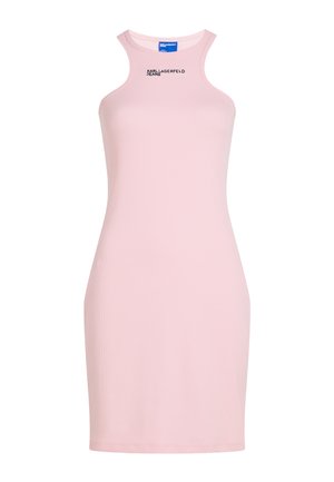 Svetlo roza brezrokavna žametna obleka z visokim izrezom, oprijeta silhueta in napis "Karl Lagerfeld Jeans" na prsih.