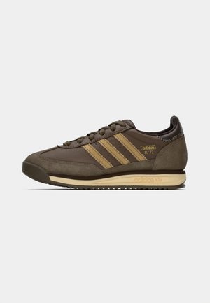 Brun Adidas SL 72 sneaker med beige striber og sål, snørebåndsdesign og ruskinddetaljer, vist fra siden på hvid baggrund.
