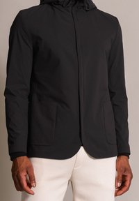 Czarna, lekka kurtka o dopasowanym kroju, z przednimi kieszeniami, kapturem z troczkami i gładką fakturą.