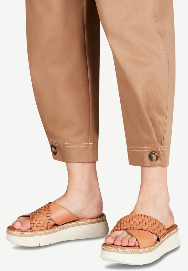 TAMARIS PANTOLETTE - Pantolette flach - nut
