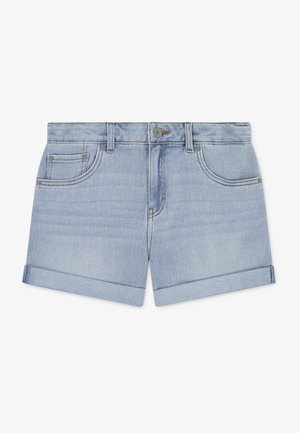 Short en jean bleu clair avec ourlets roulés, fermeture devant par bouton et zip, passants pour ceinture et poches avant avec rivets.