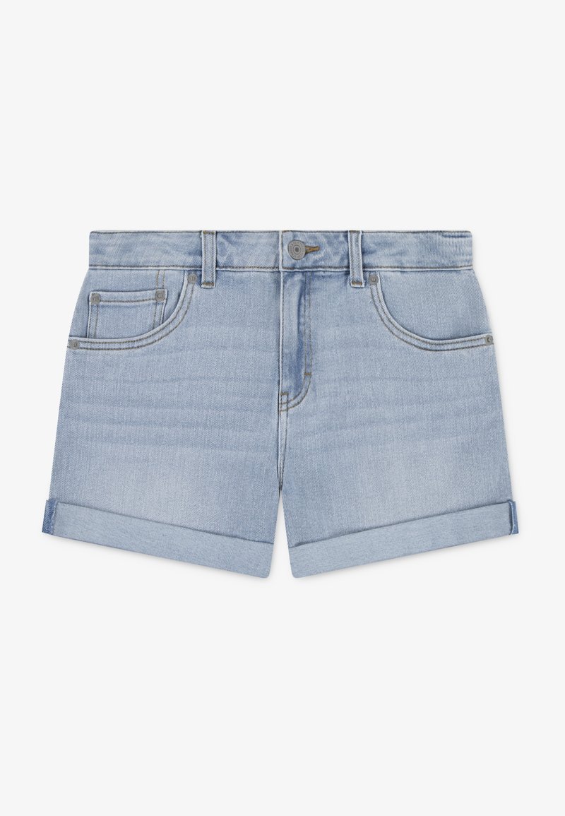 Short en jean bleu clair avec ourlets roulés, fermeture devant par bouton et zip, passants pour ceinture et poches avant avec rivets.