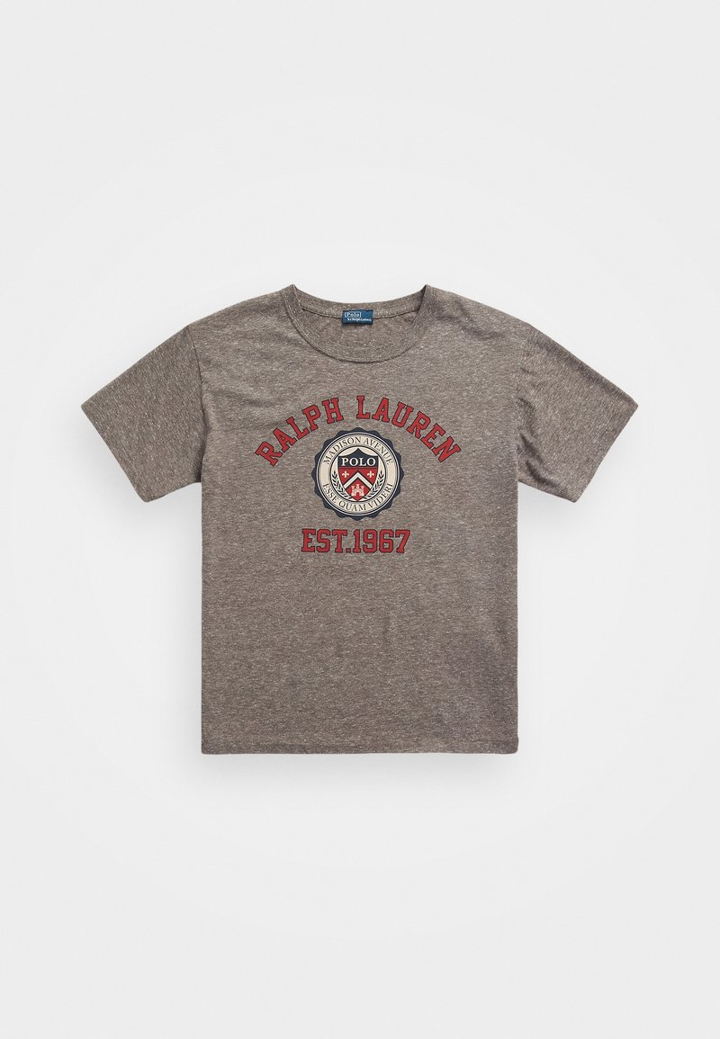 T-shirt gris à manches courtes avec le texte rouge "Ralph Lauren", un blason Polo circulaire et "EST. 1967" imprimé sur le devant.