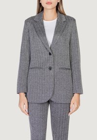 Blazer grigio a motivo pied de poule con rever a punta, chiusura con bottone singolo e due tasche frontali. Presenta una vestibilità sagomata e maniche lunghe.