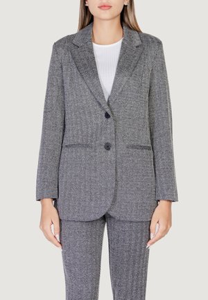Blazer gris con estampado de pata de gallo, con solapa de muesca, cierre de un solo botón y dos bolsillos frontales. Presenta un ajuste entallado y mangas largas.