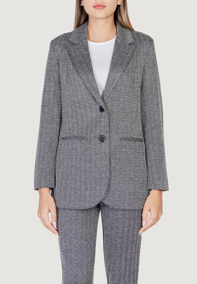 Blazer grigio a motivo pied de poule con rever a punta, chiusura con bottone singolo e due tasche frontali. Presenta una vestibilità sagomata e maniche lunghe.