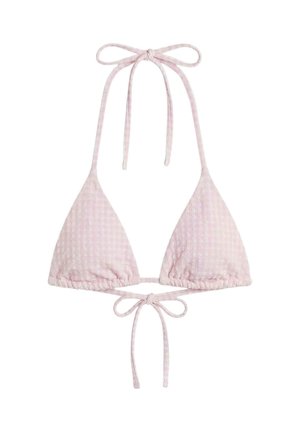 Jasnoróżowy, trójkątny top od bikini z fakturowanego materiału, z wiązaniem na szyi i na plecach, na białym tle.