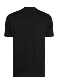 Polo noir à motif géométrique texturé, à manches courtes et à col classique. Le tissu semble doux et léger.