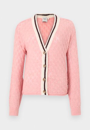 Lyserød strikket cardigan med et tekstureret diamantmønster, v-hals, cremefarvet og brun ribbet kant og runde knapper ned foran.