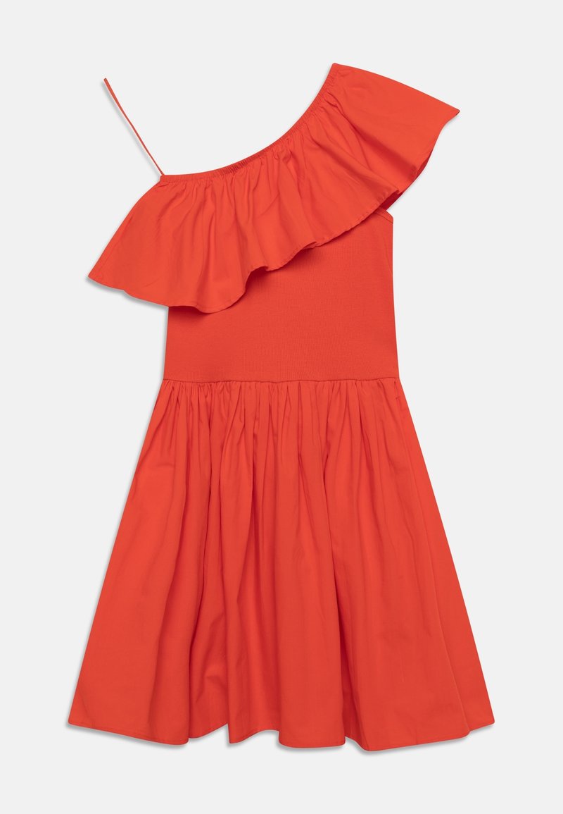 Robe rouge à une épaule avec un col à volants et une jupe évasée. Confectionnée dans un tissu lisse avec une taille froncée.