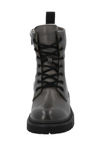 Szare skórzane buty za kostkę na sznurówki z okrągłym noskiem, teksturowaną powierzchnią, metalowymi detalami oraz pętlą na kostce ułatwiającą zakładanie.