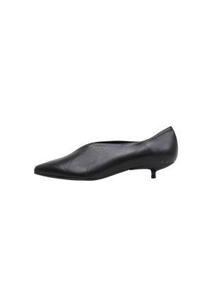 Chaussure noire en cuir à bout pointu et à talon bas avec un design épuré et une texture lisse. Dotée d'un talon mince et d'une silhouette sans ornements.