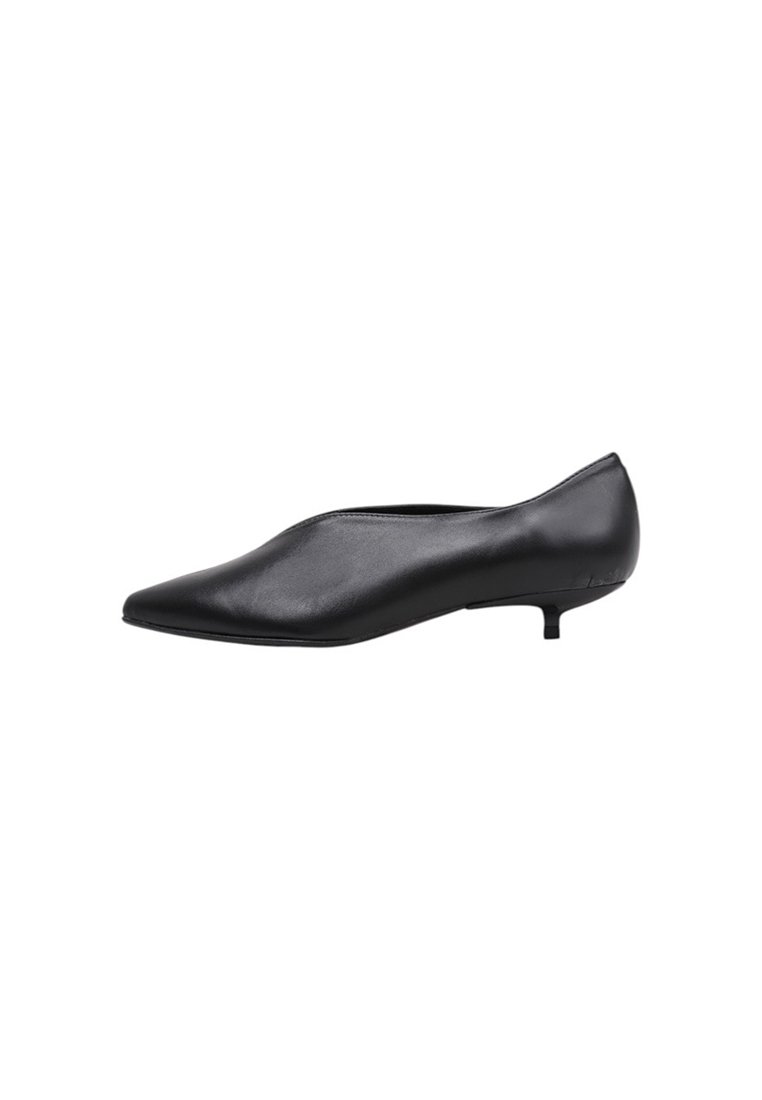 Chaussure noire en cuir à bout pointu et à talon bas avec un design épuré et une texture lisse. Dotée d'un talon mince et d'une silhouette sans ornements.
