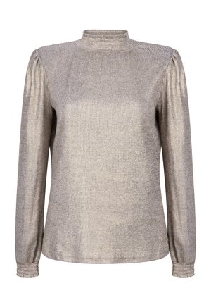 Langarm beige rib gebreide top met een hoge hals en lichte plooien bij de schouders en manchet.