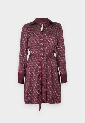 Vestito bordeaux con motivo bianco ripetuto, maniche lunghe, colletto, chiusura frontale con bottoni e cintura abbinata in vita.