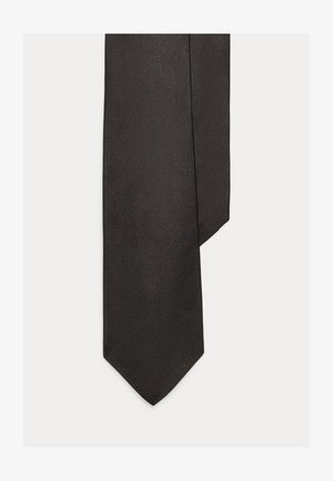 Must lipsuga lips, millel on tekstuuriga muster, kitsa kujuga ja terav ots. Valmistatud siledast kangast peene läikega.