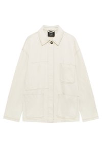 Veste en coton beige avec un col à revers, une fermeture par boutons et deux poches plaquées à l'avant. Caractéristiques de surpiqûres contrastées et manches longues.
