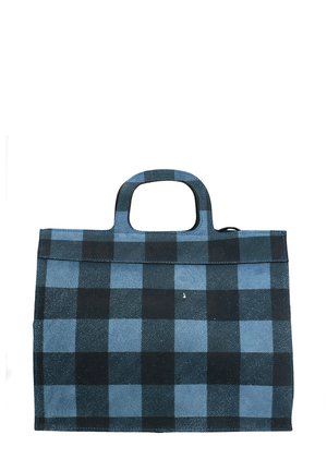 Sac fourre-tout à carreaux bleus avec deux poignées, fabriqué en tissu. Présente un design structuré et des carrés noirs et bleus contrastants.