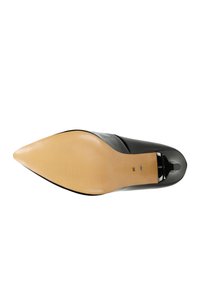 Černá špičatá vysoká podpatková bota s lesklým povrchem, gumovou podrážkou a béžovou vložkou, na které je uvedena velikost 38. Hladký povrch a elegantní design.